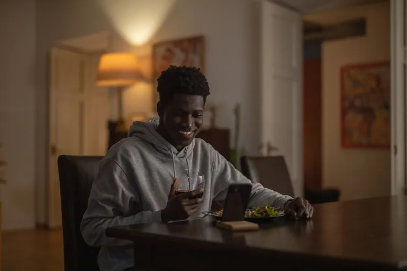 Scrolling Through Dinner Is Quietly Wrecking Your Sleep and Your Weight